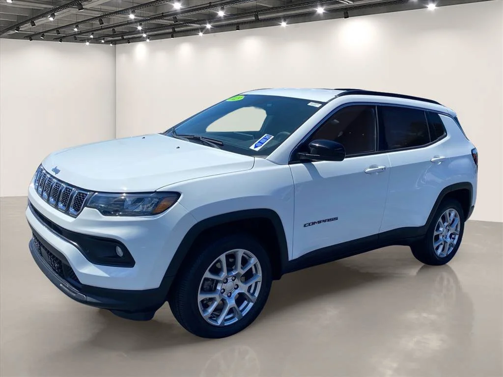 Used 2023 Bright White Clearcoat Jeep Latitude Lux image 3