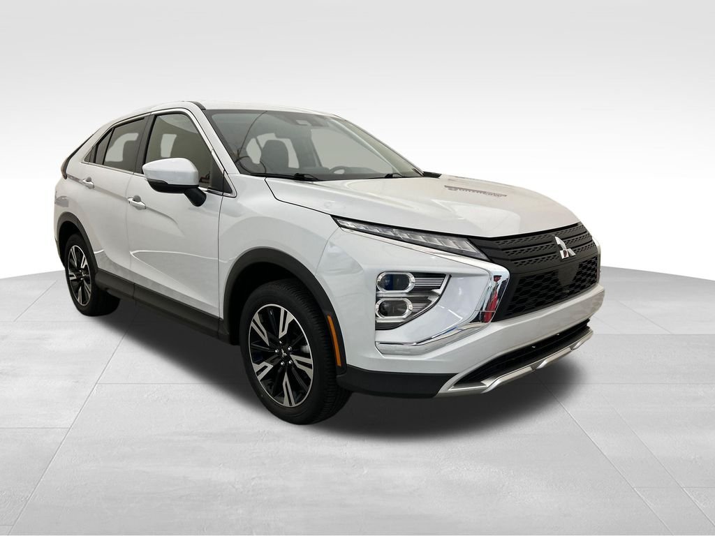 Used 2025 Silver Mitsubishi SE image 7