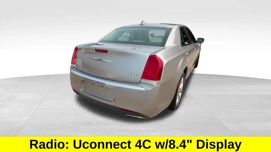 Used 2018 Silver Chrysler Limited image 8