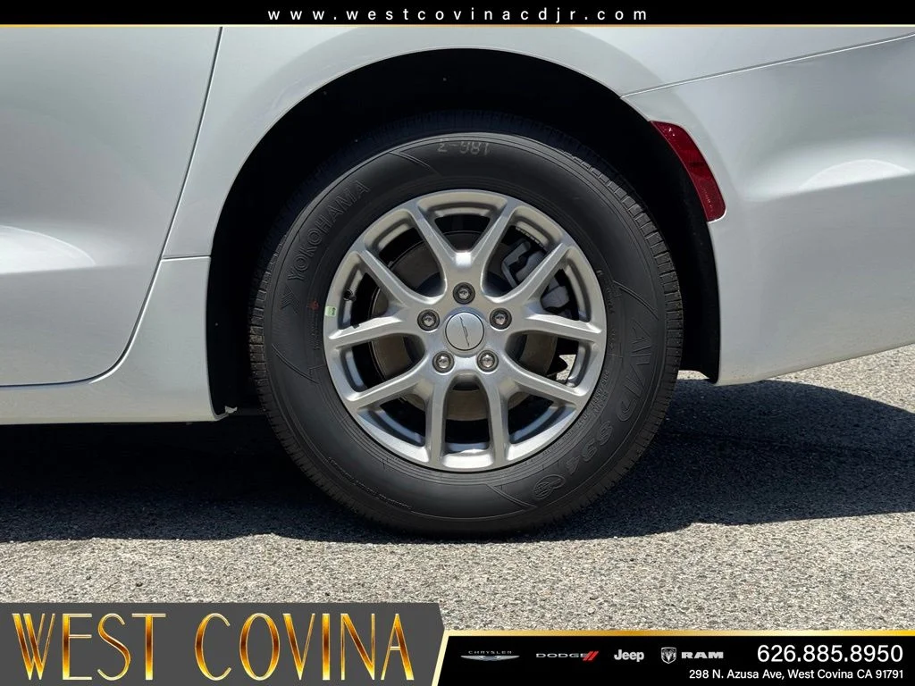 New 2027 Bright White Clear-Coat Exterior Paint Chrysler Select image 17