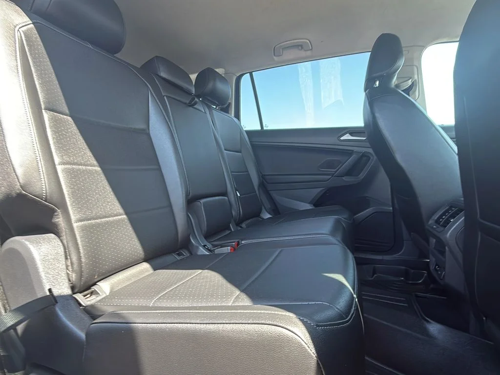 Used 2019 Deep Black Pearl Volkswagen SE image 25