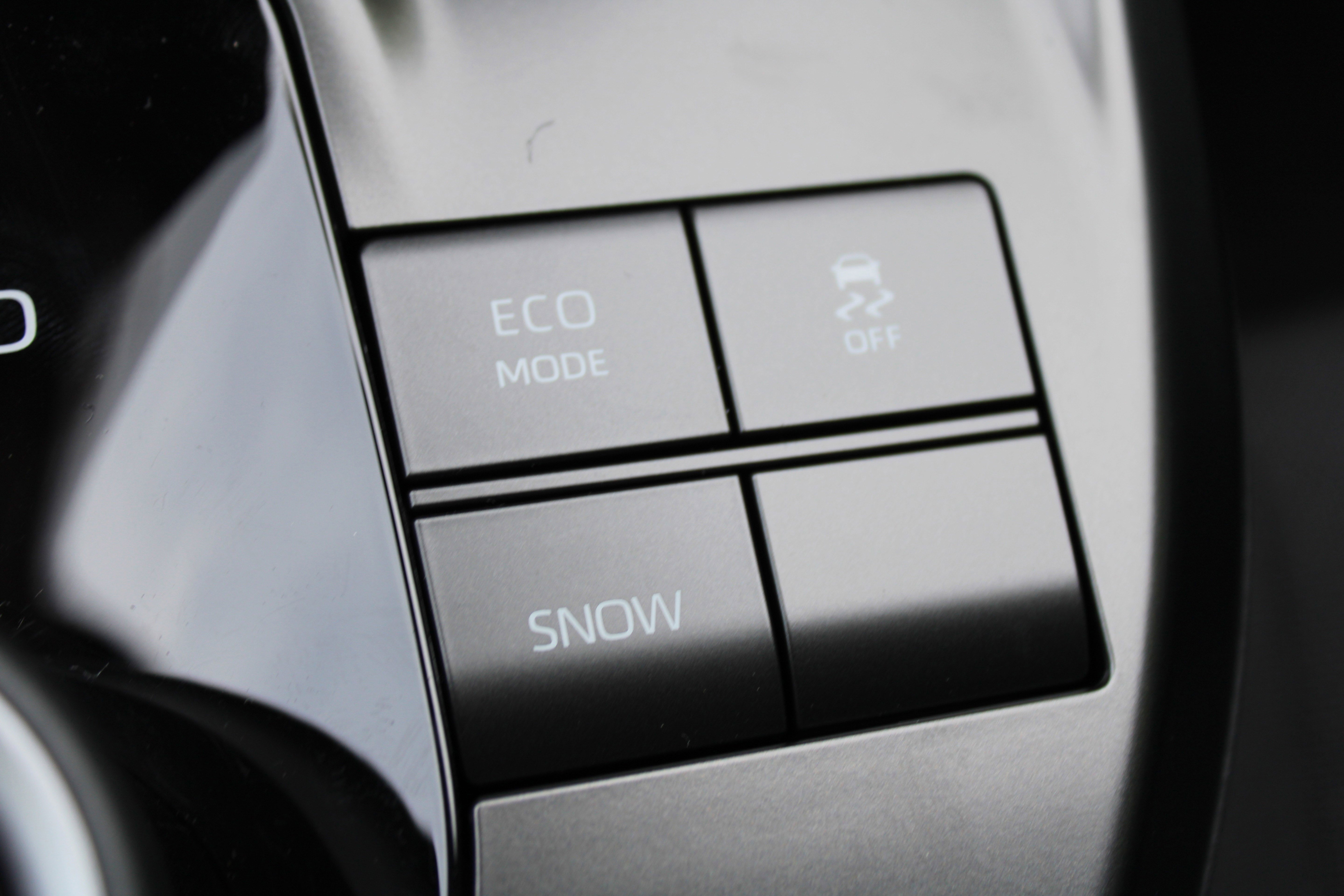 New 2026 Wind Chill Pearl <sup>1</sup> Toyota  SE image 32