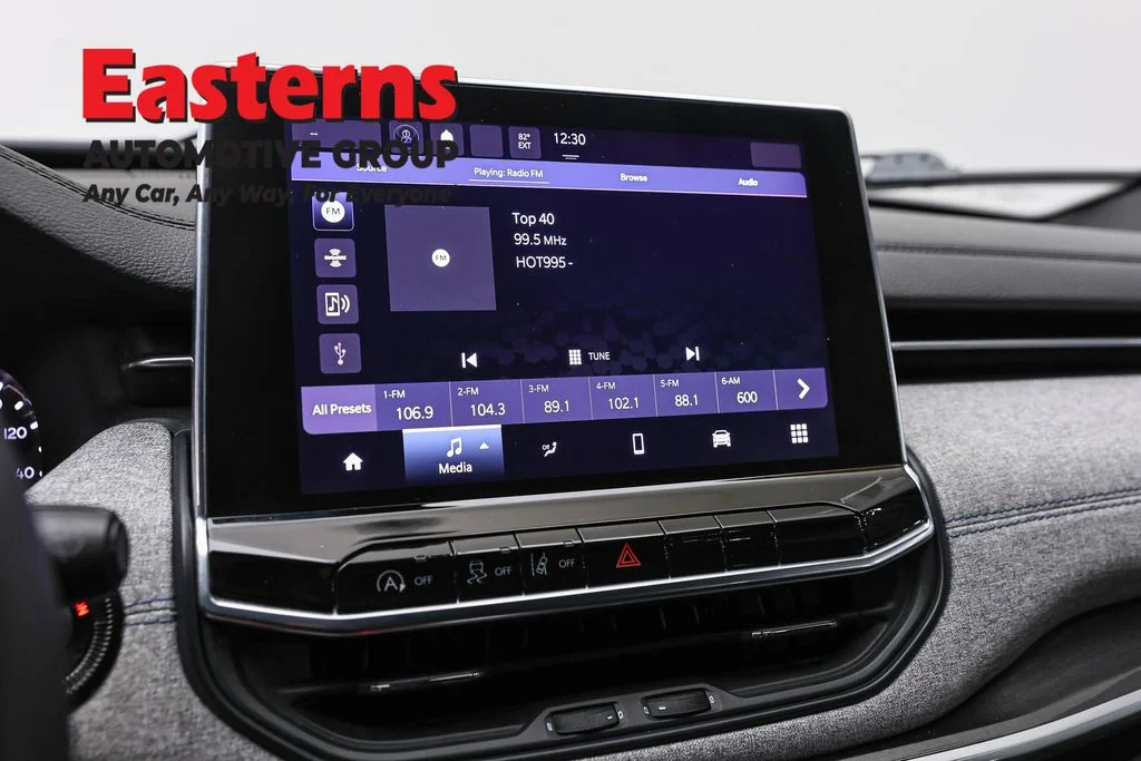 Used 2024  Jeep Latitude image 18