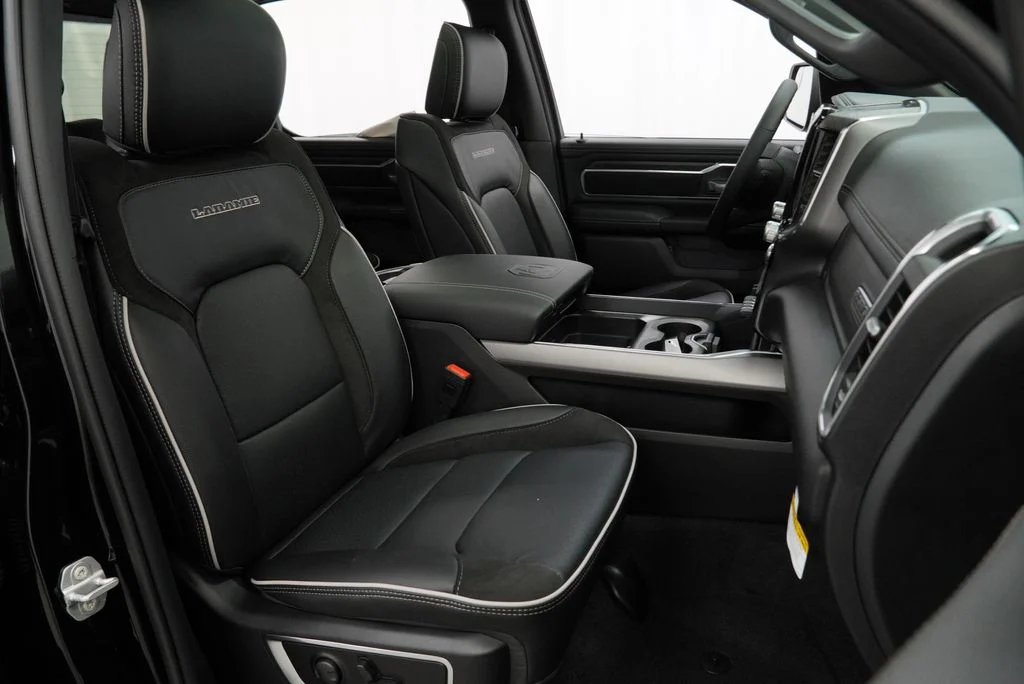 New 2027 Diamond Black Crystal Pearl-Coat Exterior Paint RAM Laramie image 33