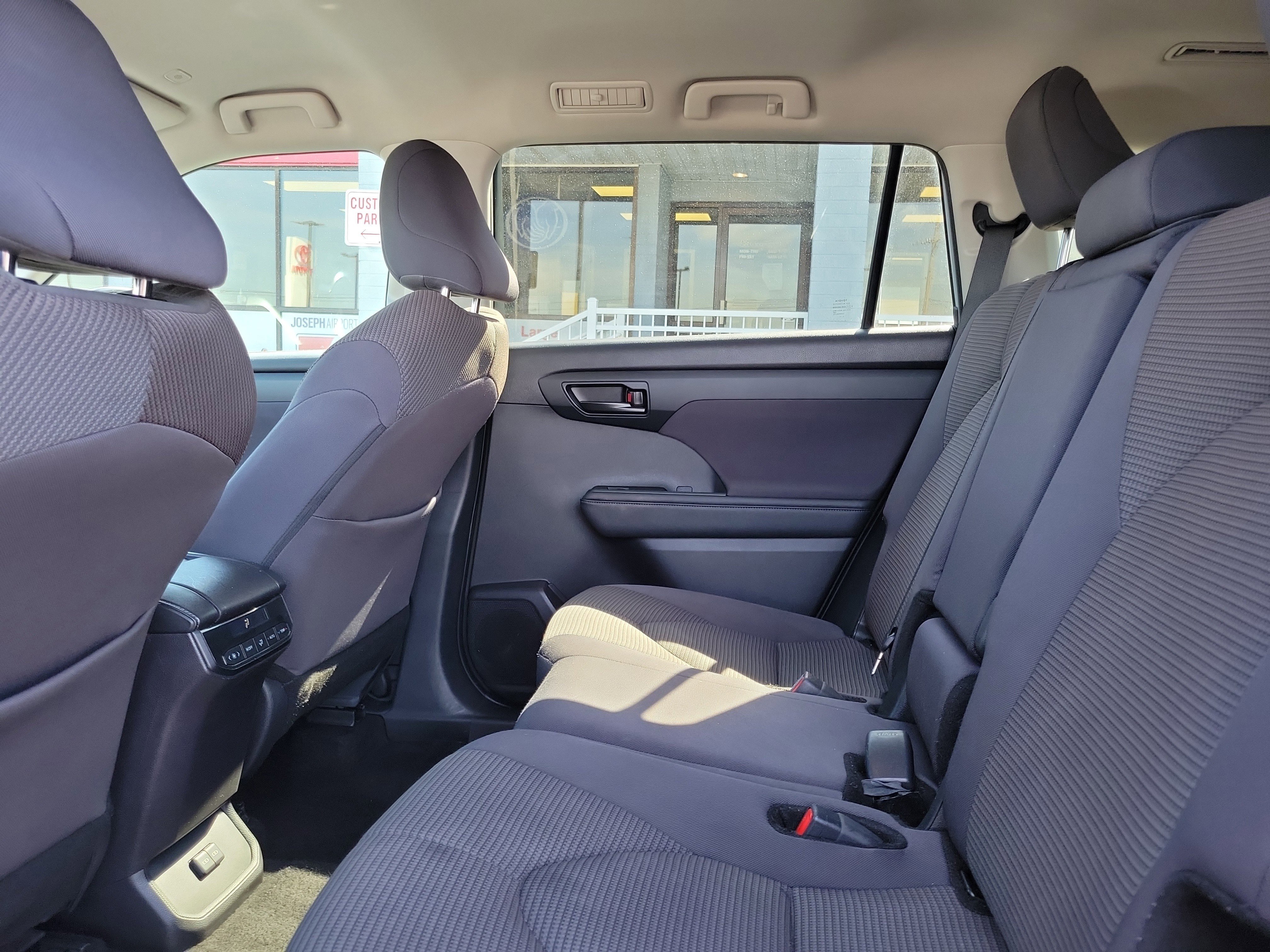 2024 Toyota Highlander LE - Photo 11