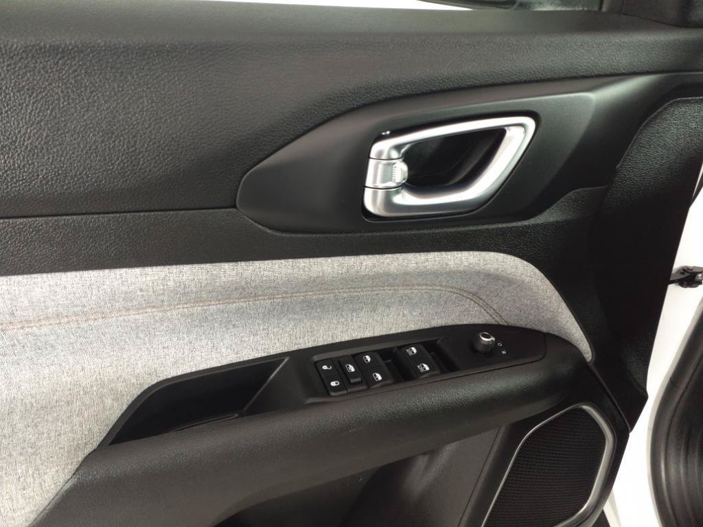 Used 2022 White Jeep Latitude Lux image 10
