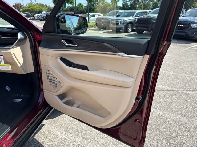 New 2025 Velvet Red Pearl-Coat Exterior Paint Jeep Limited image 23