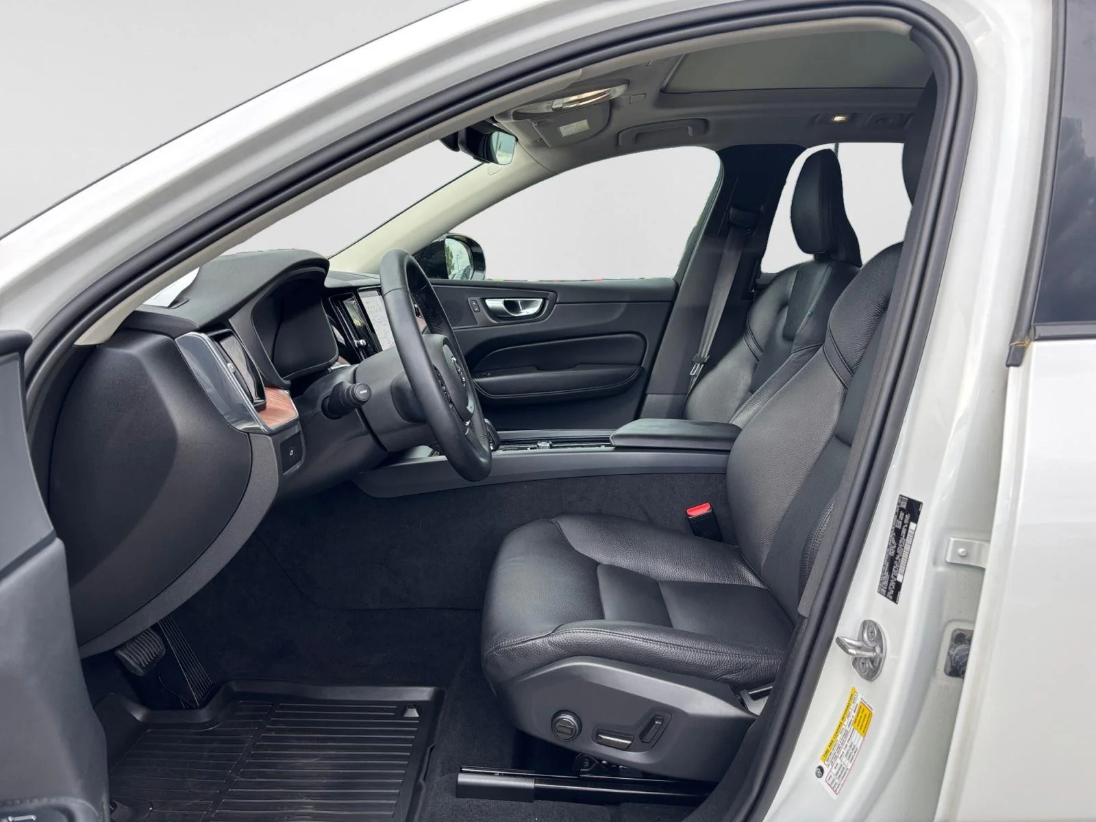 Used 2024 Crystal White Metallic Volvo Plus Dark Theme image 10