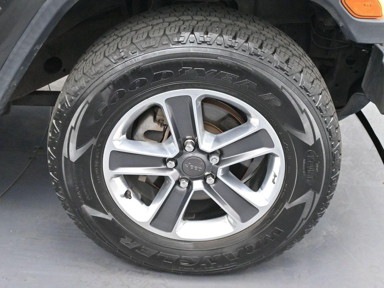 Used 2018 Granite Crystal Metallic Clearcoat Jeep Sahara image 29