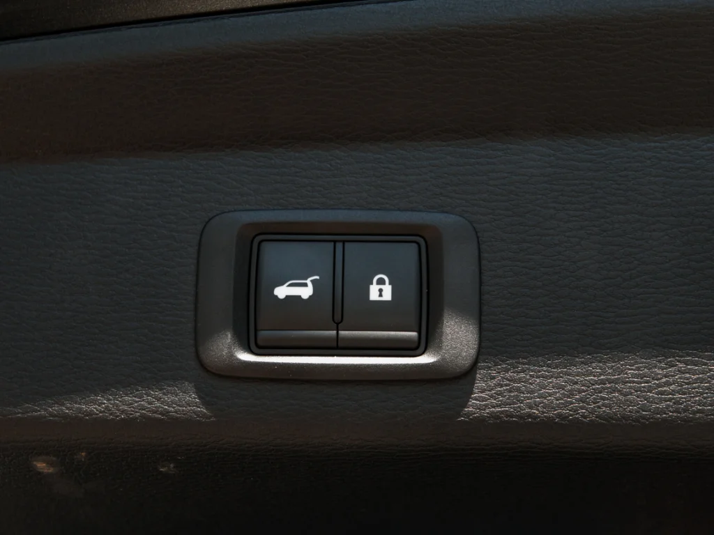 Used 2024 Black Diamond Mitsubishi SE Black Edition w/Pano Roof image 23
