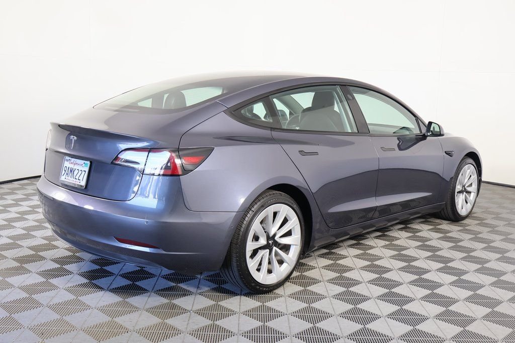 Used 2022  Tesla Base image 4