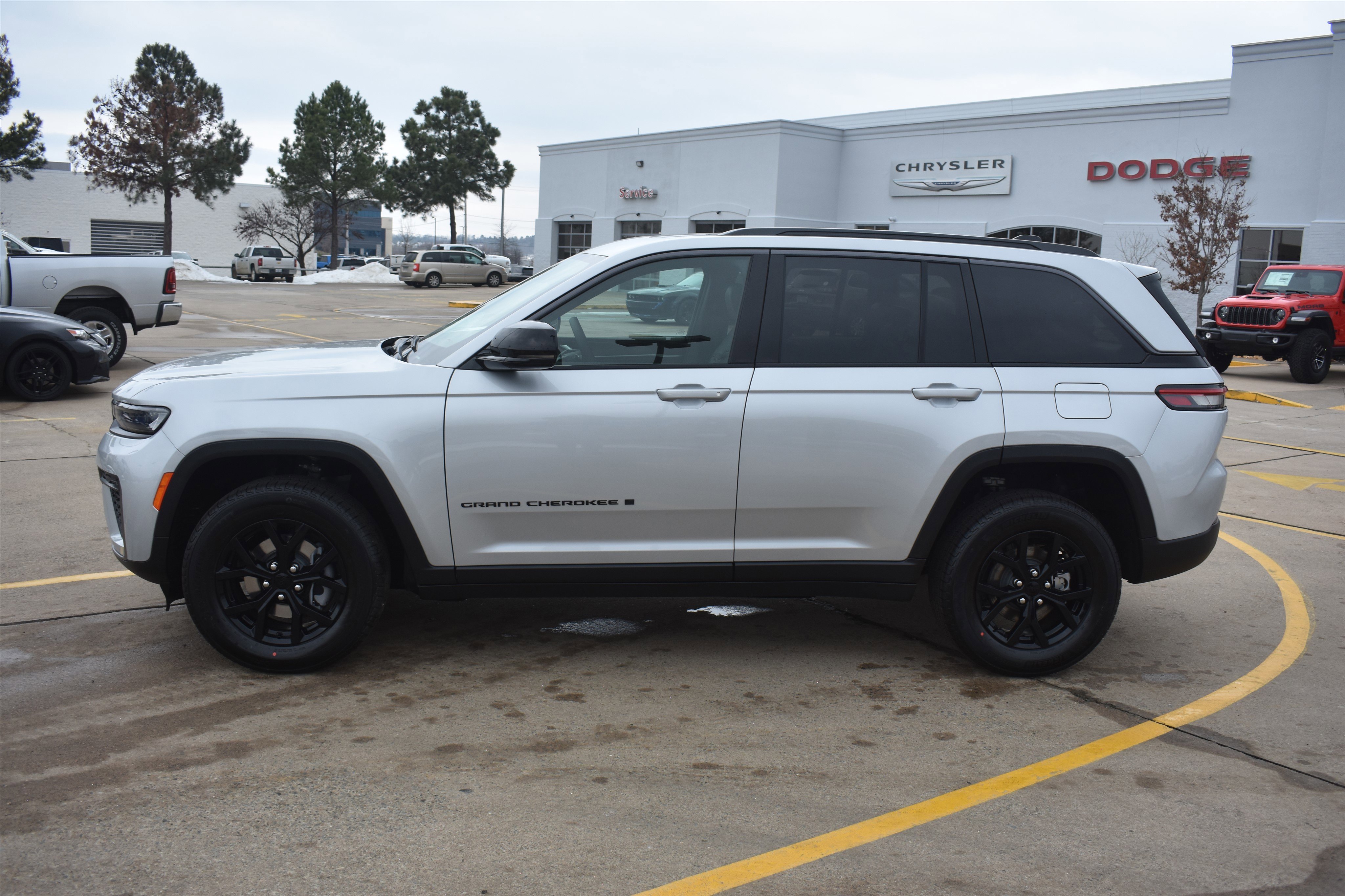 New 2026 Silver Zynith Exterior Paint Jeep Laredo Altitude image 9