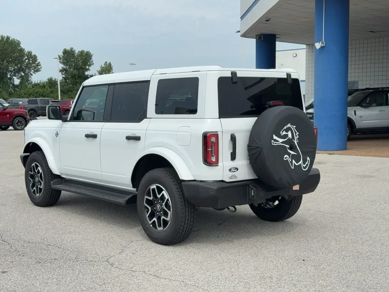 New 2026 Oxford White Ford Outer Banks 4 Door 4x4 image 3