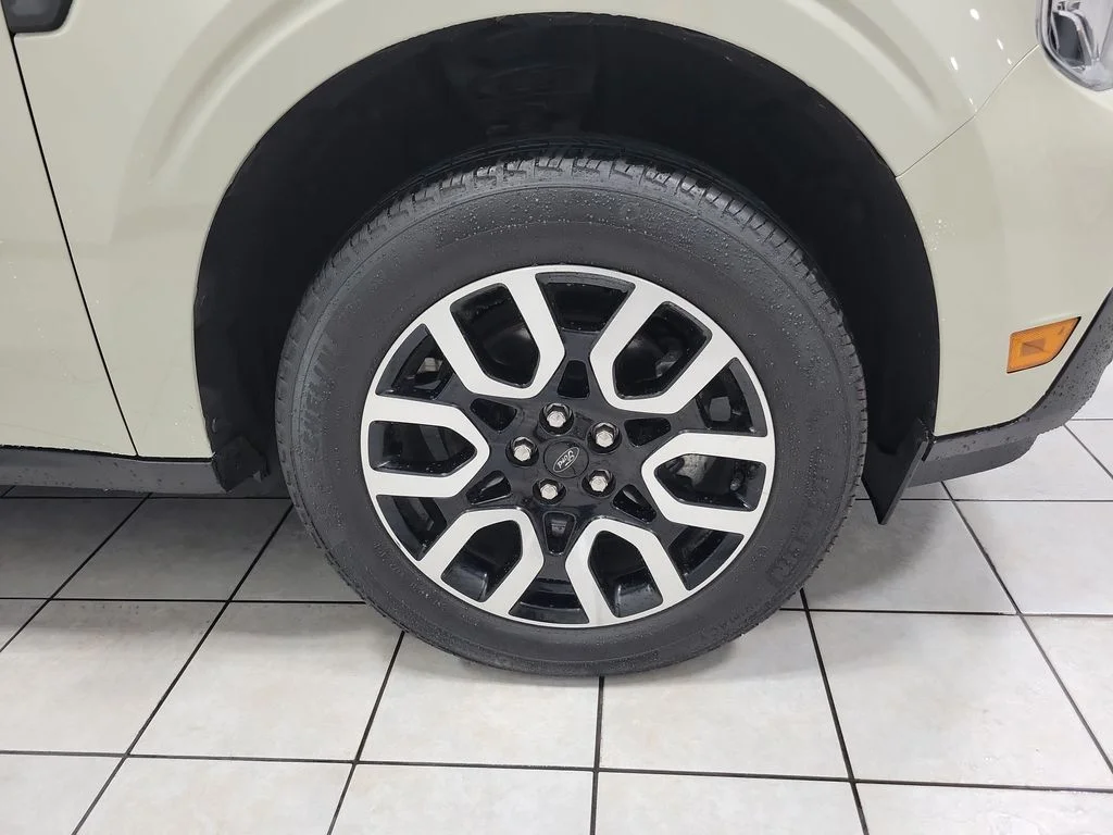 Used 2024  Ford Lariat image 46