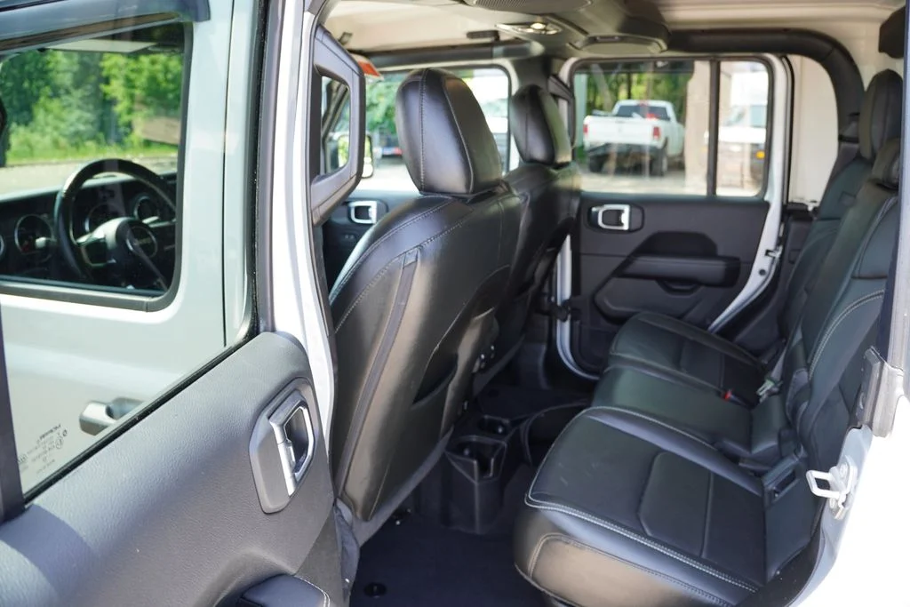 Used 2022 Silver Zynith Clearcoat Jeep Overland image 17