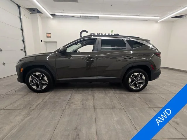 Used 2025 Green Hyundai SEL image 2