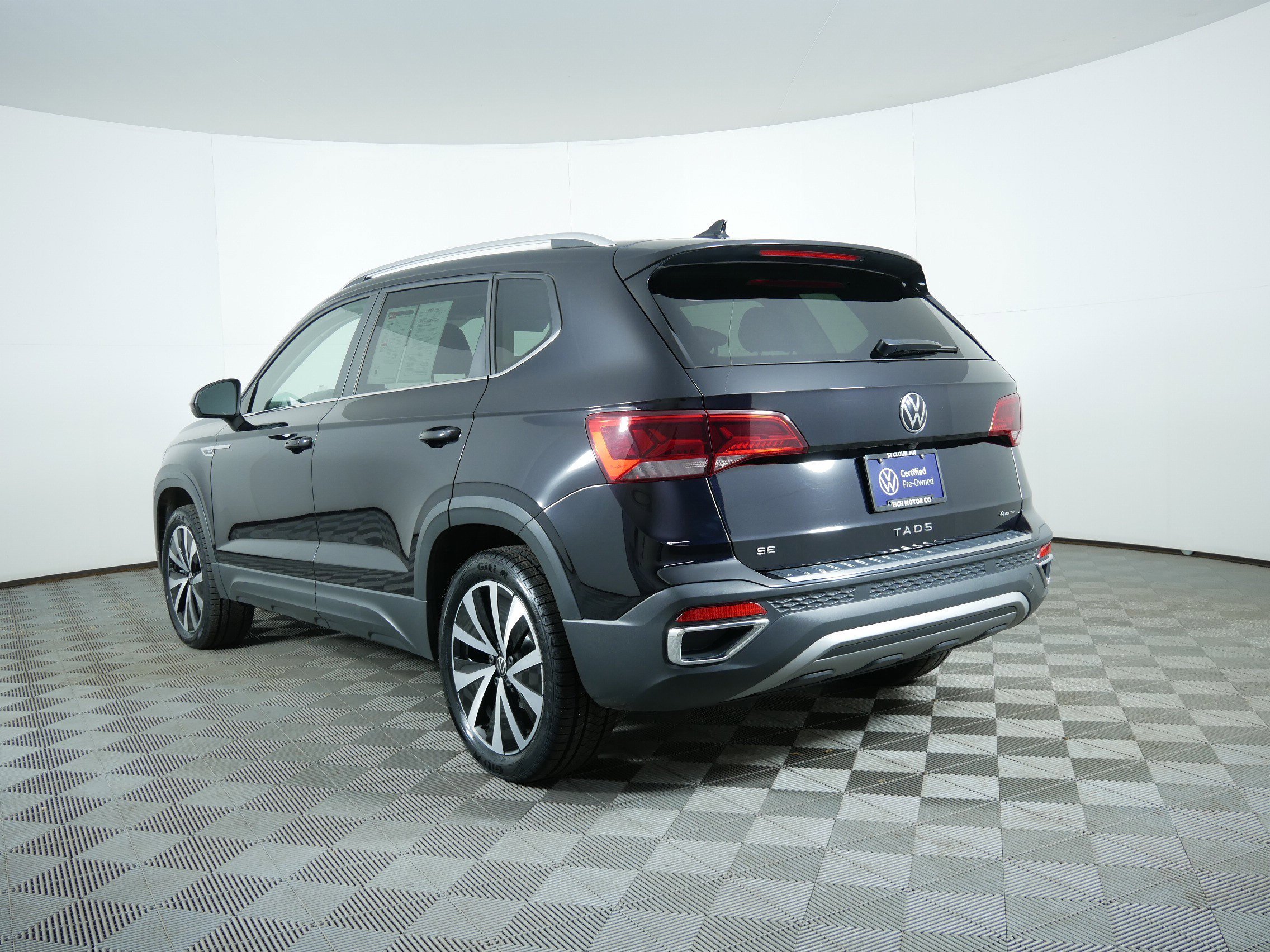 Used 2022 Black Volkswagen SE image 5