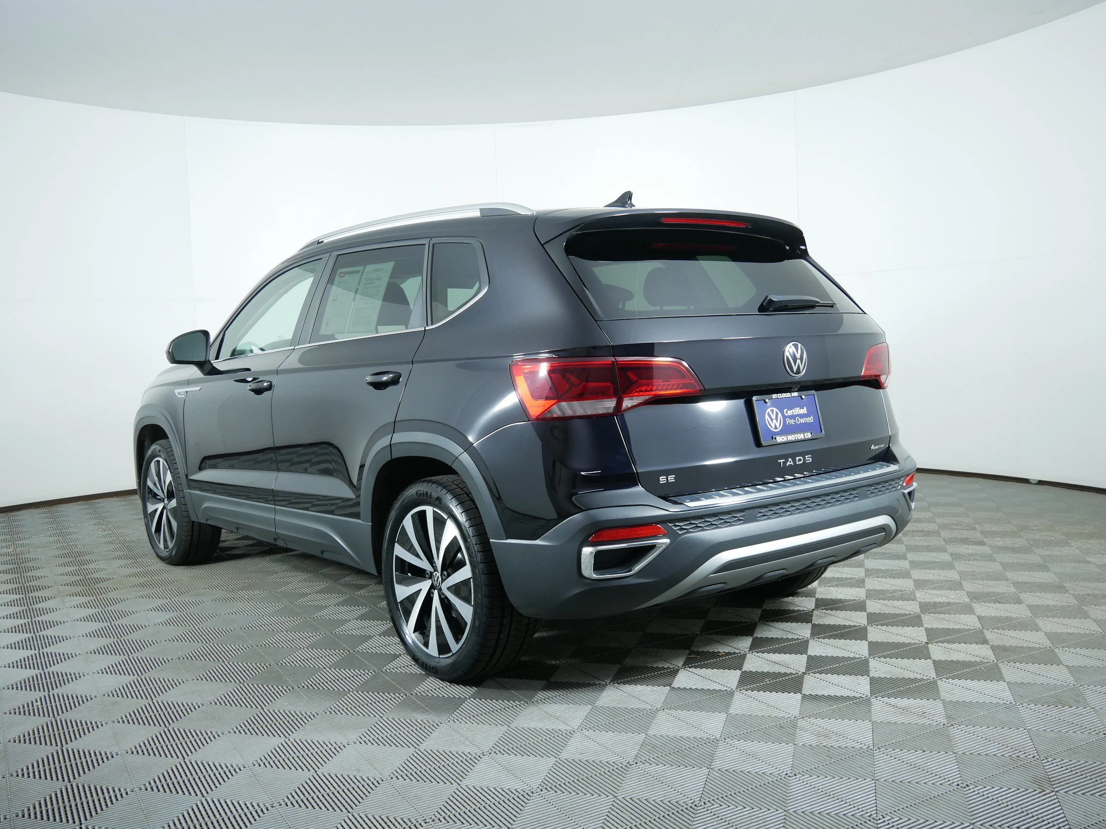 Certified Used 2022 Black Volkswagen SE image 5