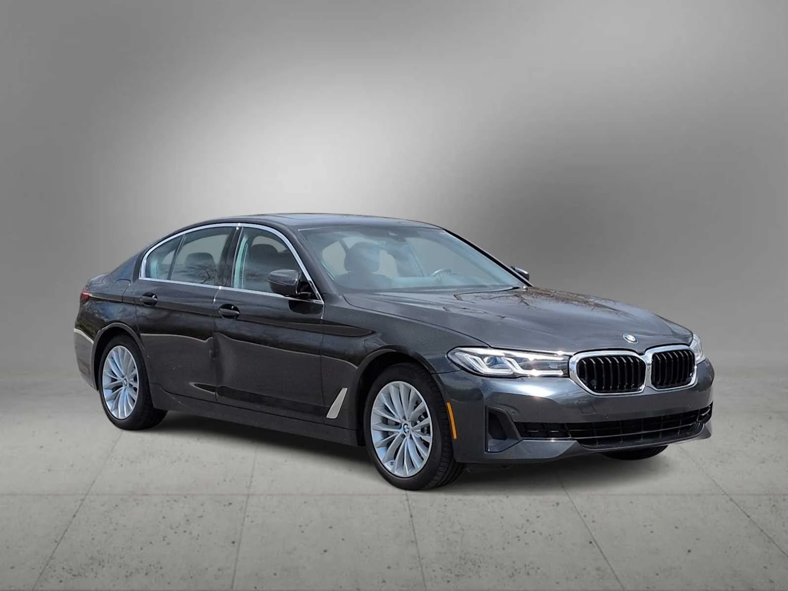 Used 2021 Dark Graphite Metallic BMW 530e xDrive image 2
