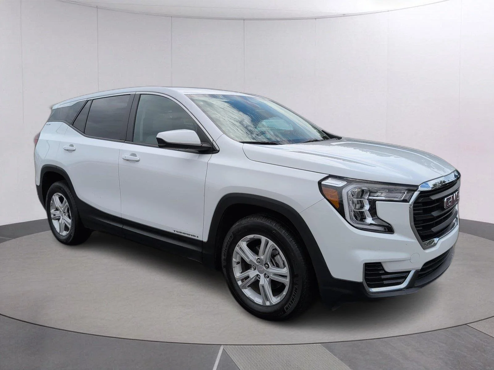 Used 2024 Summit White GMC SLE image 9