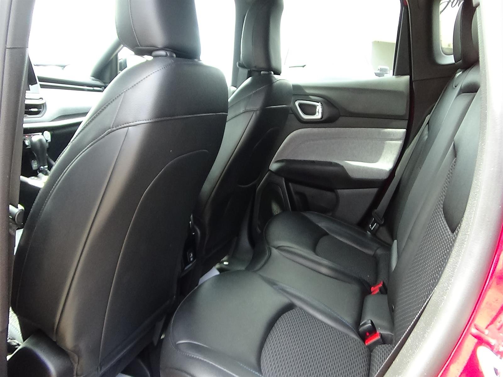 Certified Used 2025 Red Hot Pearl Coat (pr6) Jeep Latitude image 12