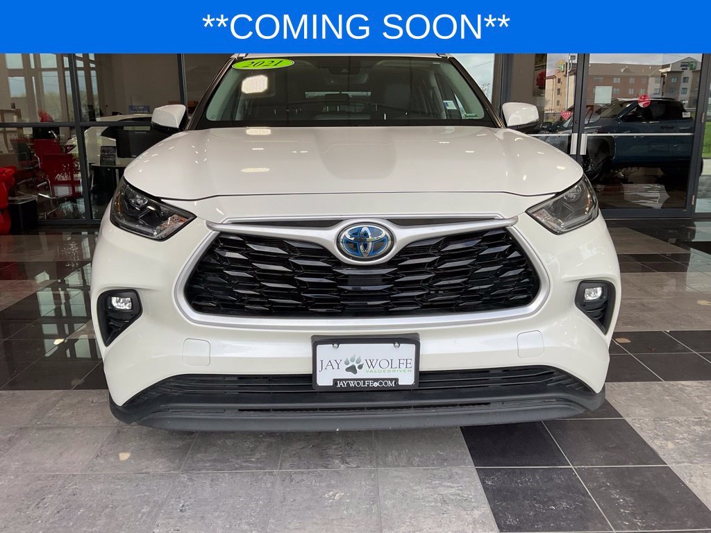 Used 2021 Toyota Highlander XLE with VIN 5TDGBRCHXMS515363 for sale in Kansas City
