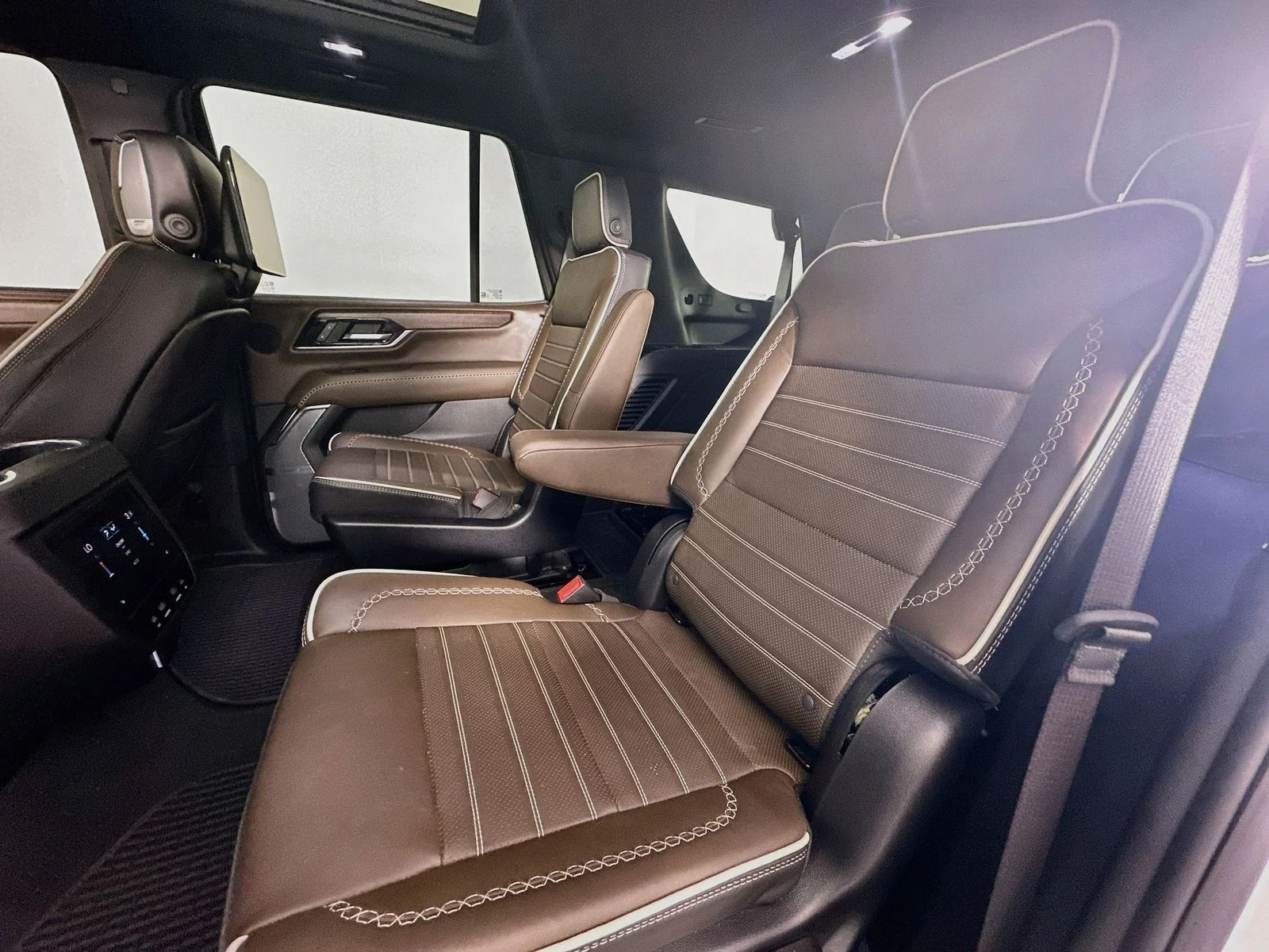 Used 2025 White GMC Denali Ultimate image 27