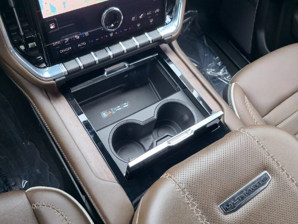 2025 GMC Yukon Denali Ultimate - Photo 17