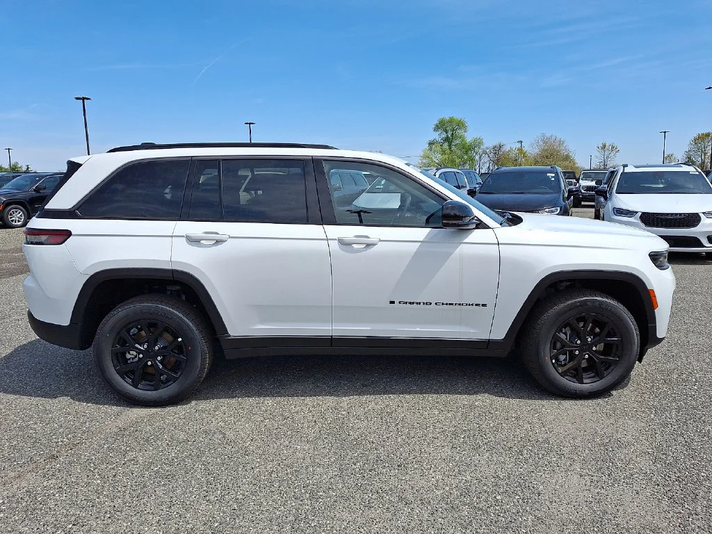 New 2026 Bright White Clear-Coat Exterior Paint Jeep Laredo Altitude image 9
