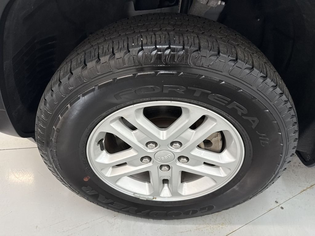 Used 2023 Silver Jeep Laredo image 30
