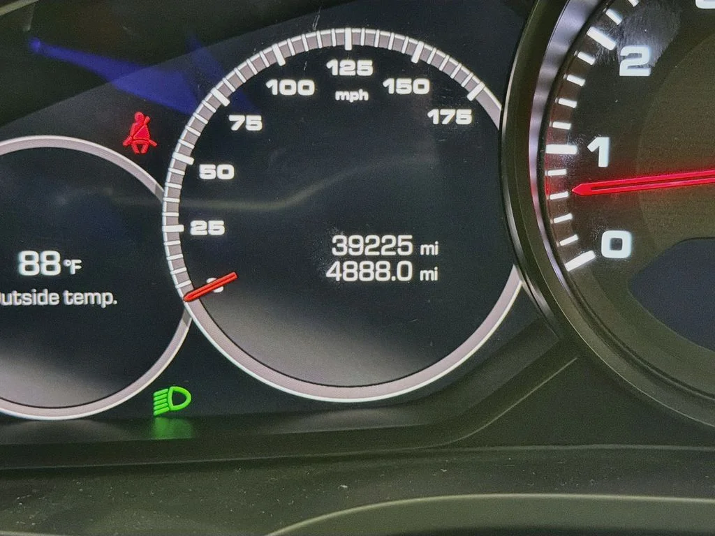 Used 2019  Porsche Base image 12