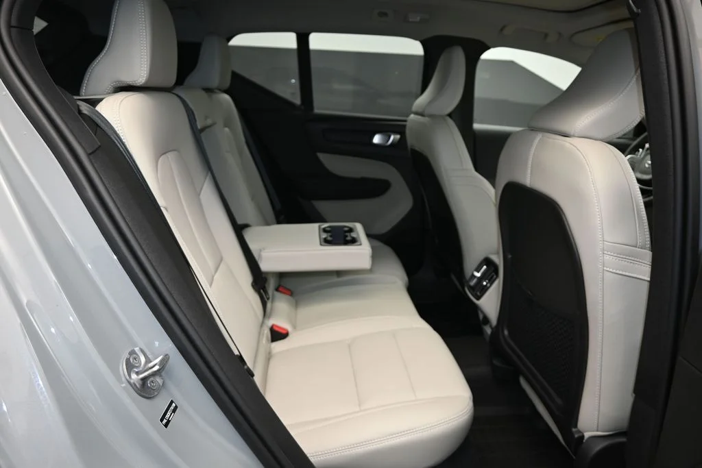 Used 2026 Vapour Grey Volvo Plus image 18