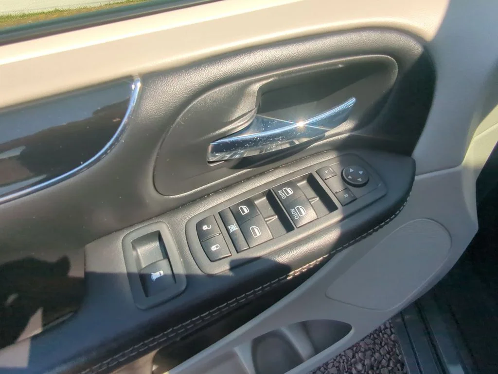 Used 2019 Gray Dodge SXT image 13