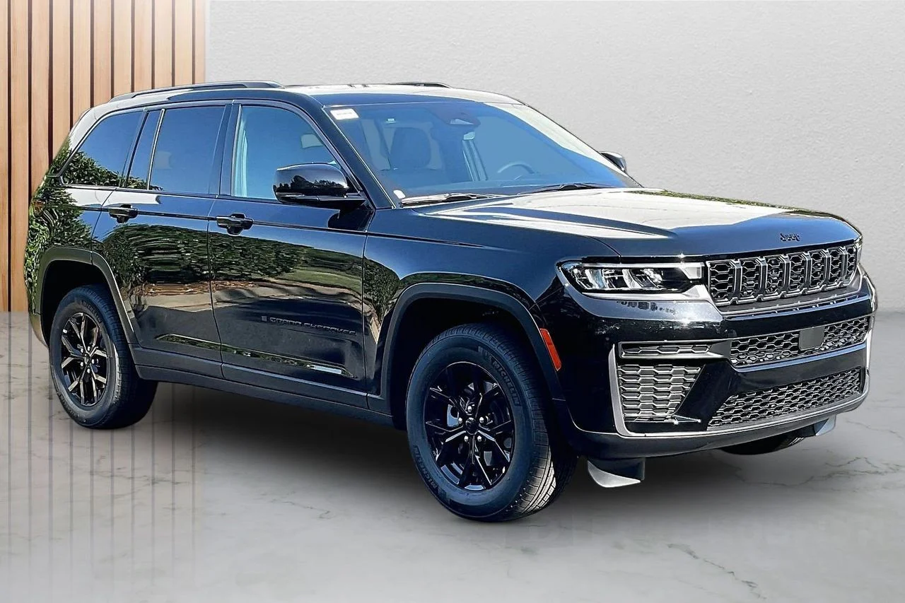 New 2026 Diamond Black Crystal Pearlcoat Jeep Altitude image 2
