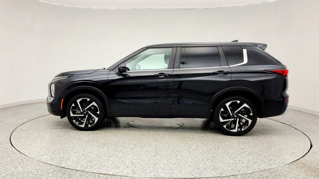 Used 2024 Black Diamond Mitsubishi SE image 8
