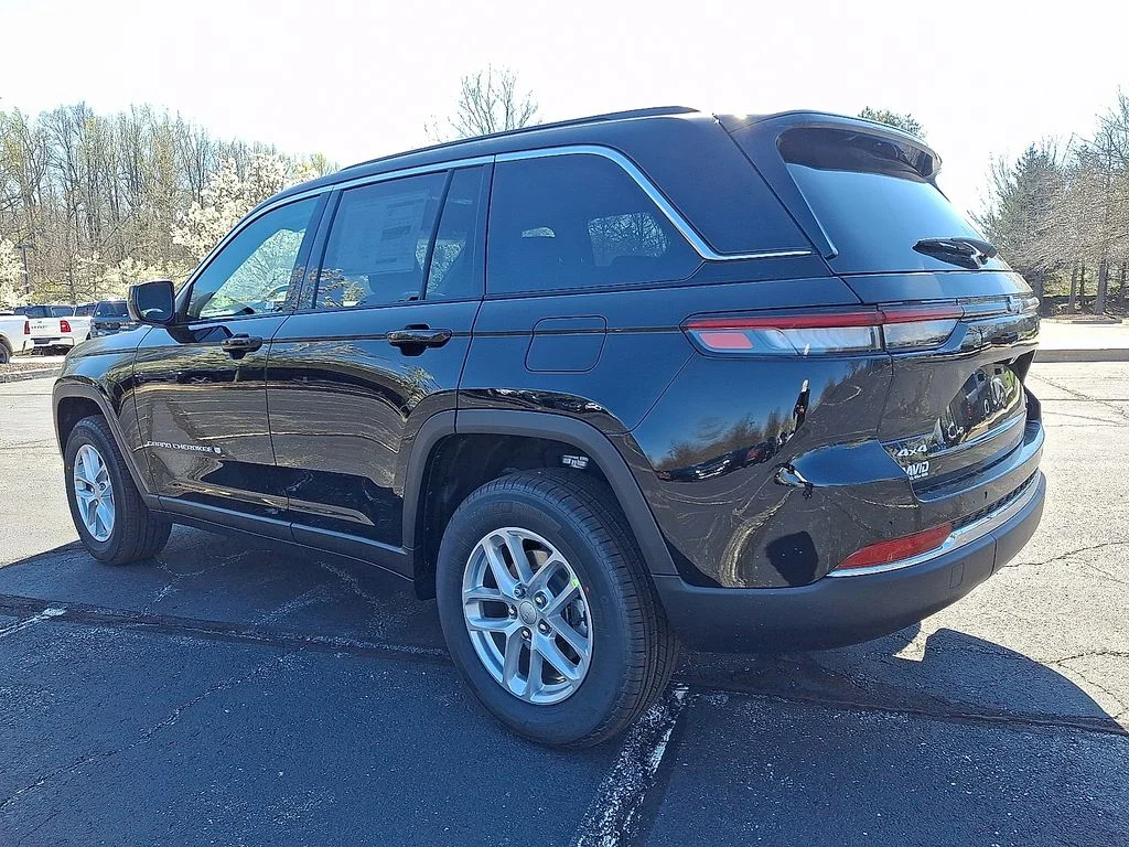 New 2026 Diamond Black Crystal Pearl-Coat Exterior Paint Jeep Laredo X image 3