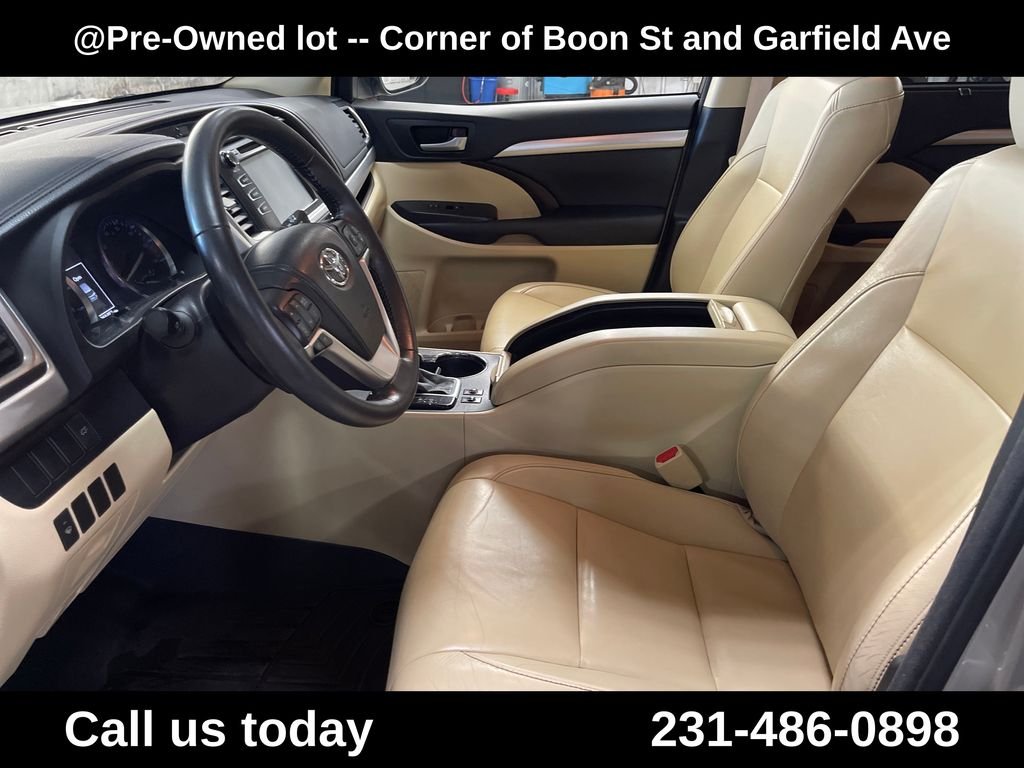 Used 2015  Toyota XLE V6 image 14