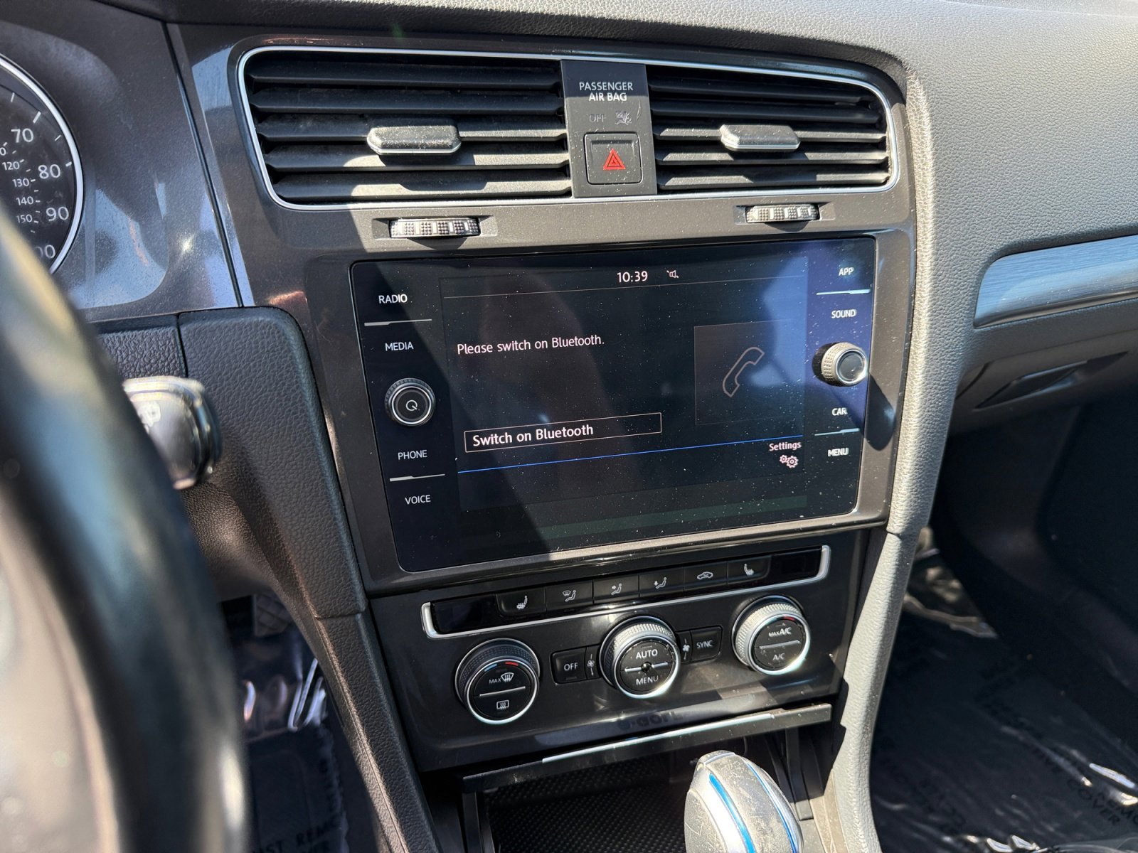 Used 2019 Deep Black Volkswagen SE image 12