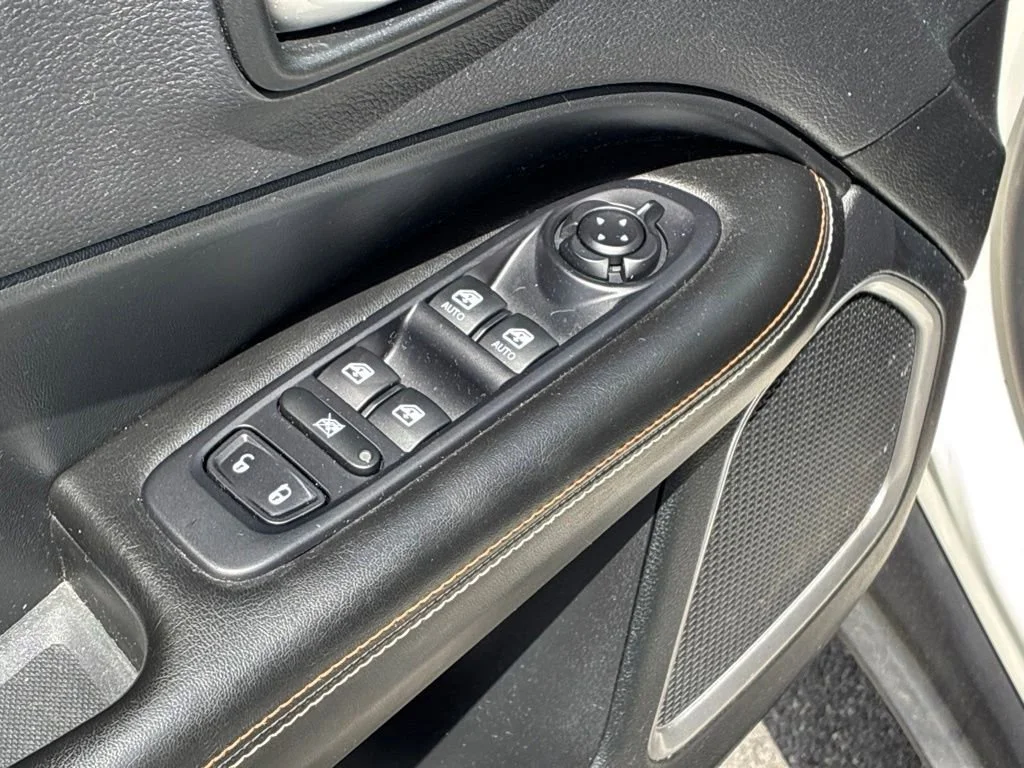 Used 2019 White Clearcoat Jeep Latitude image 21