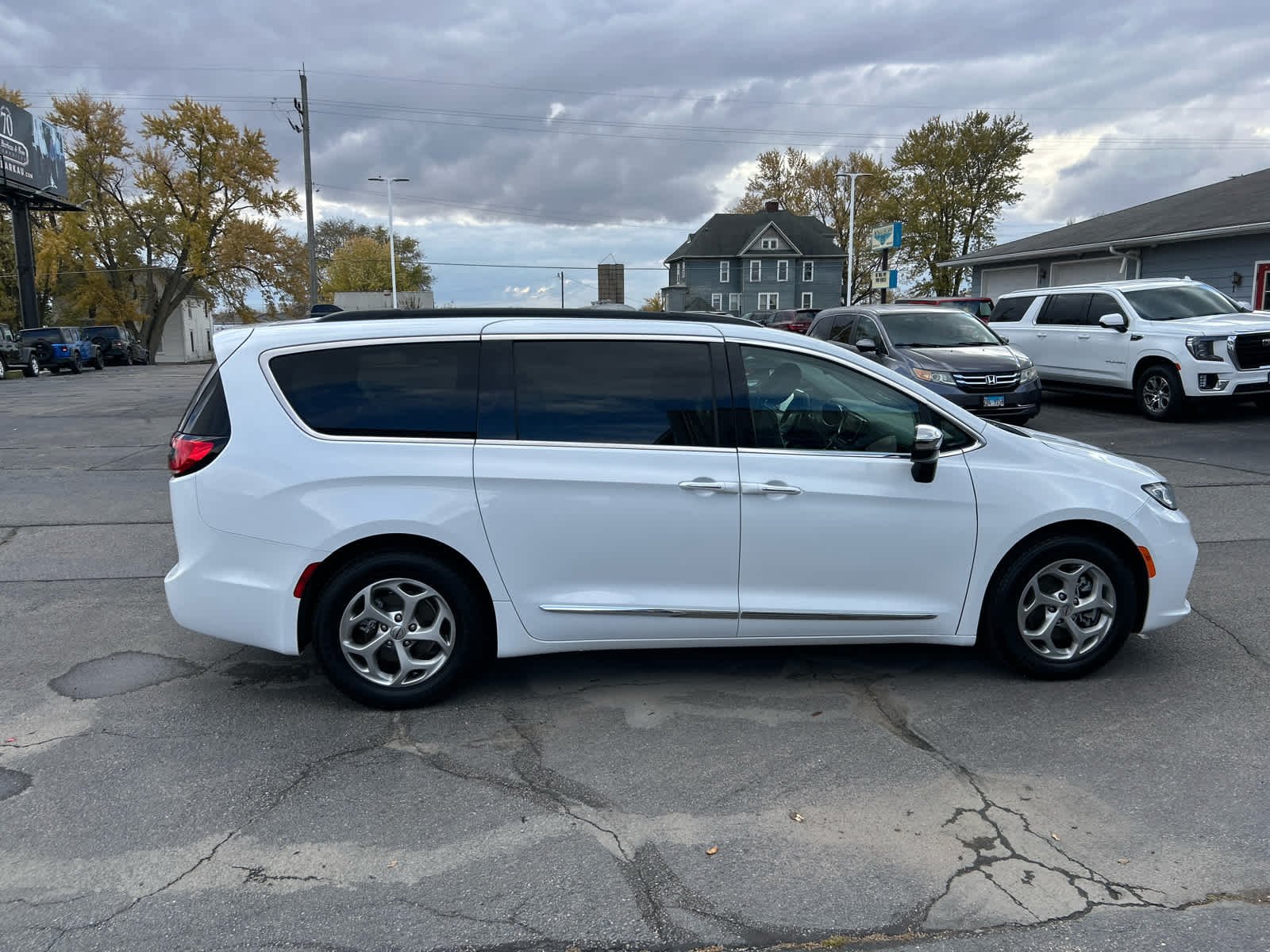 2023 Chrysler Pacifica Limited photo 2