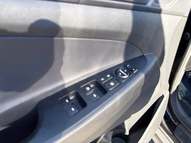 Used 2018 Black Noir Pearl Hyundai Value image 17