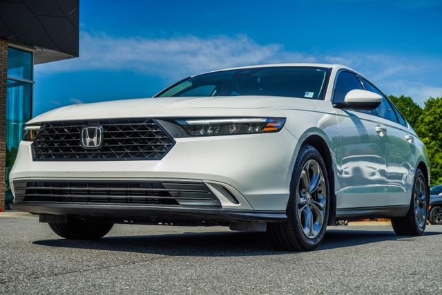 Used 2023 White Honda EX image 8