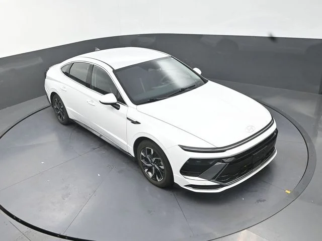 Used 2025 White Hyundai SEL image 23