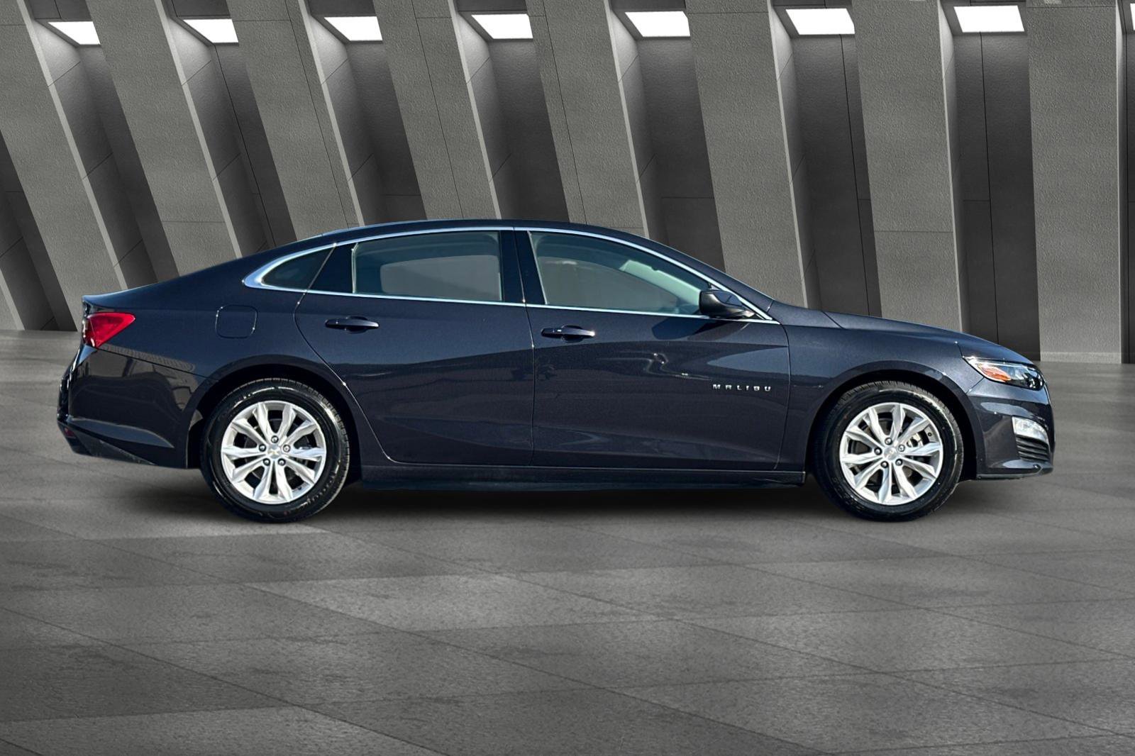 2023 Chevrolet Malibu 1LT photo 2