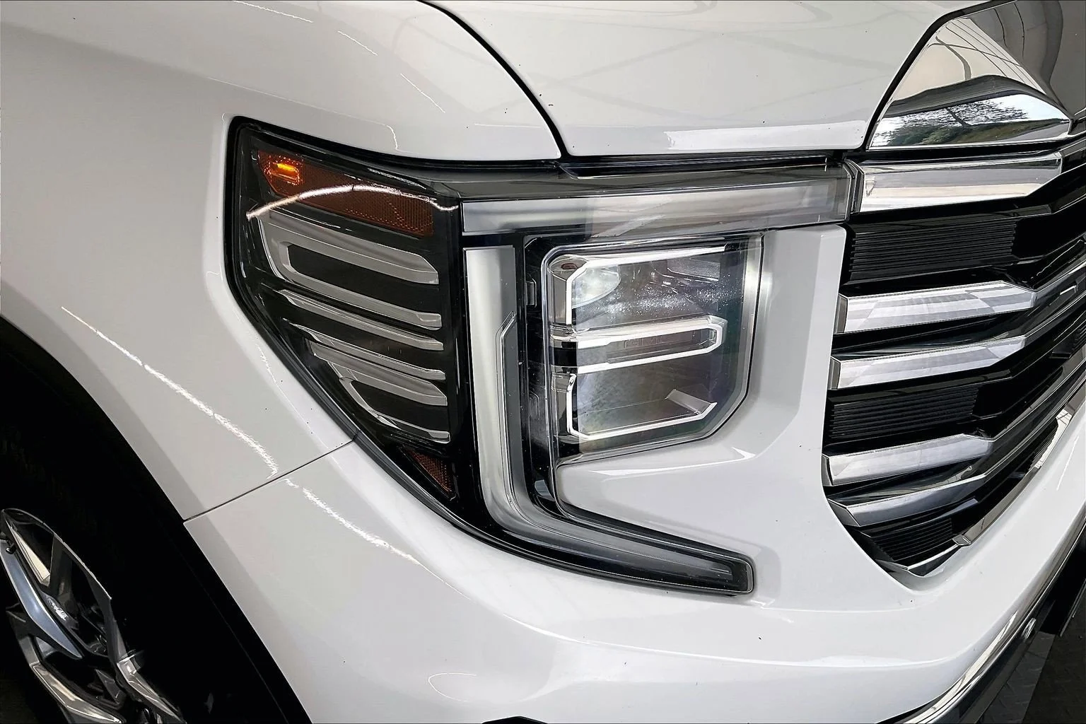 Used 2022 Summit White GMC SLT image 28