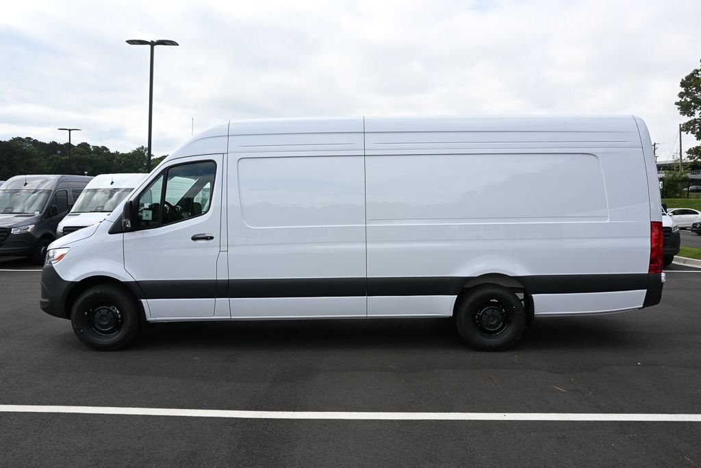 New 2026 Arctic+White Mercedes-Benz Cargo 170 WB image 3