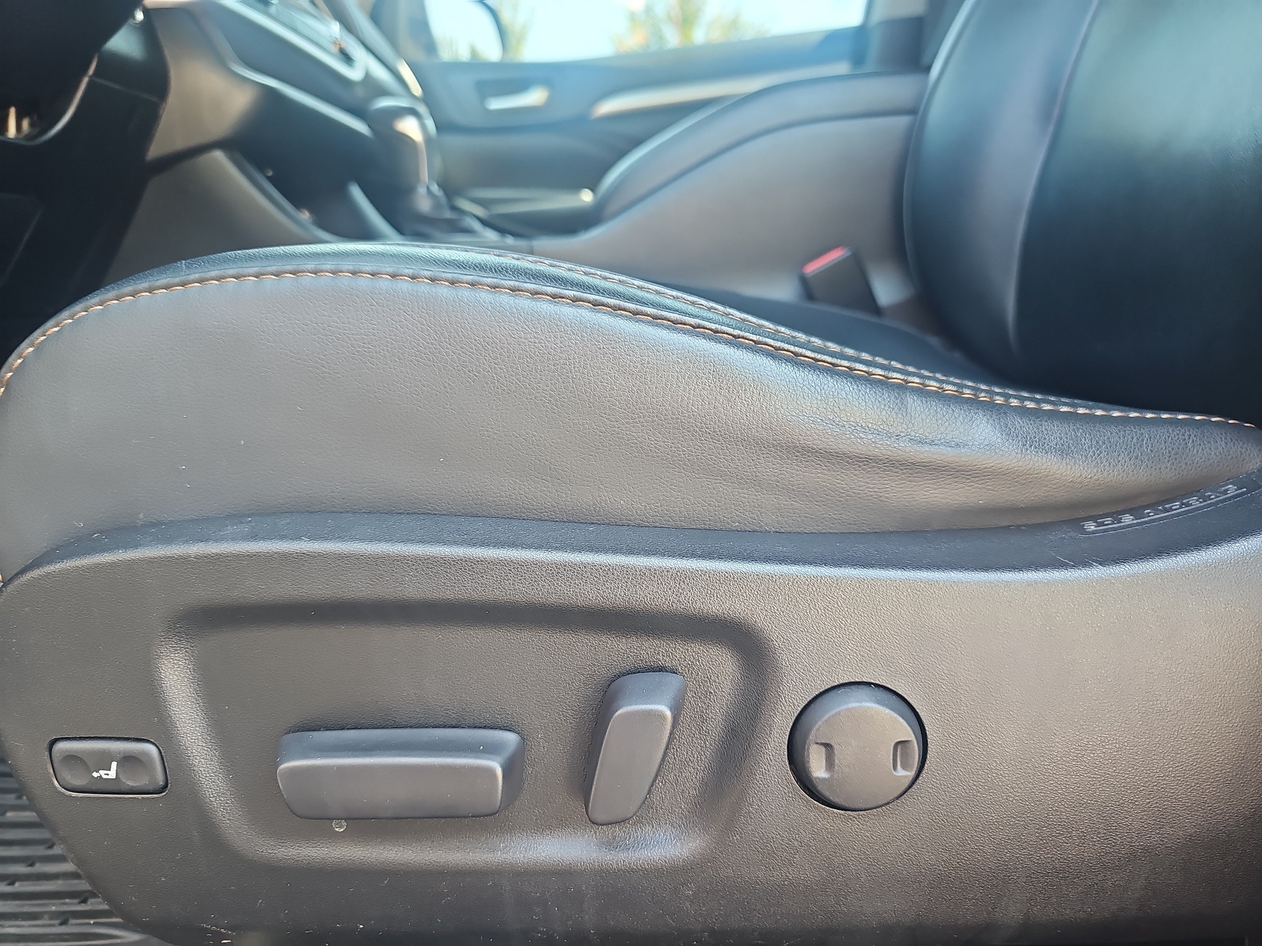 Used 2018 Predawn Gray Mica Toyota XLE image 13