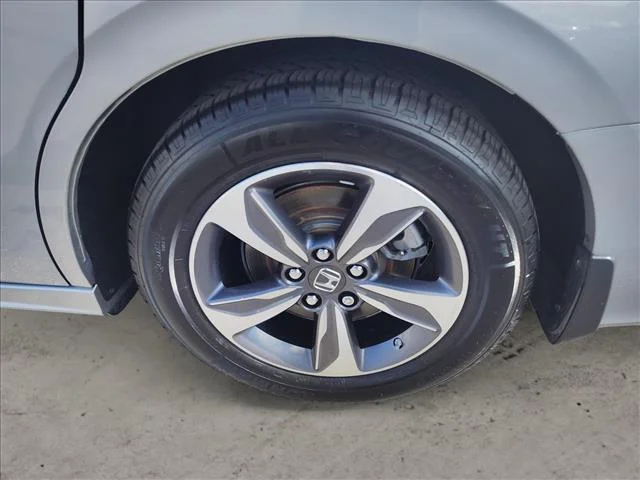 Used 2018 Silver Honda TOURING AUTO image 7