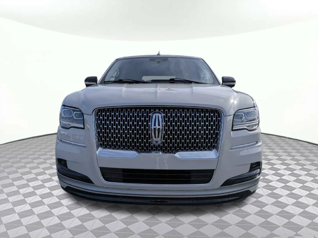 Used 2024 Pearl Metallic Lincoln Reserve image 7