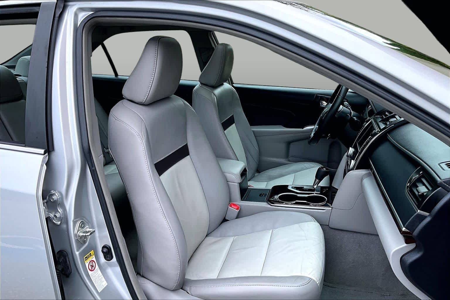 Used 2013 Classic Silver Metallic Toyota XLE image 8